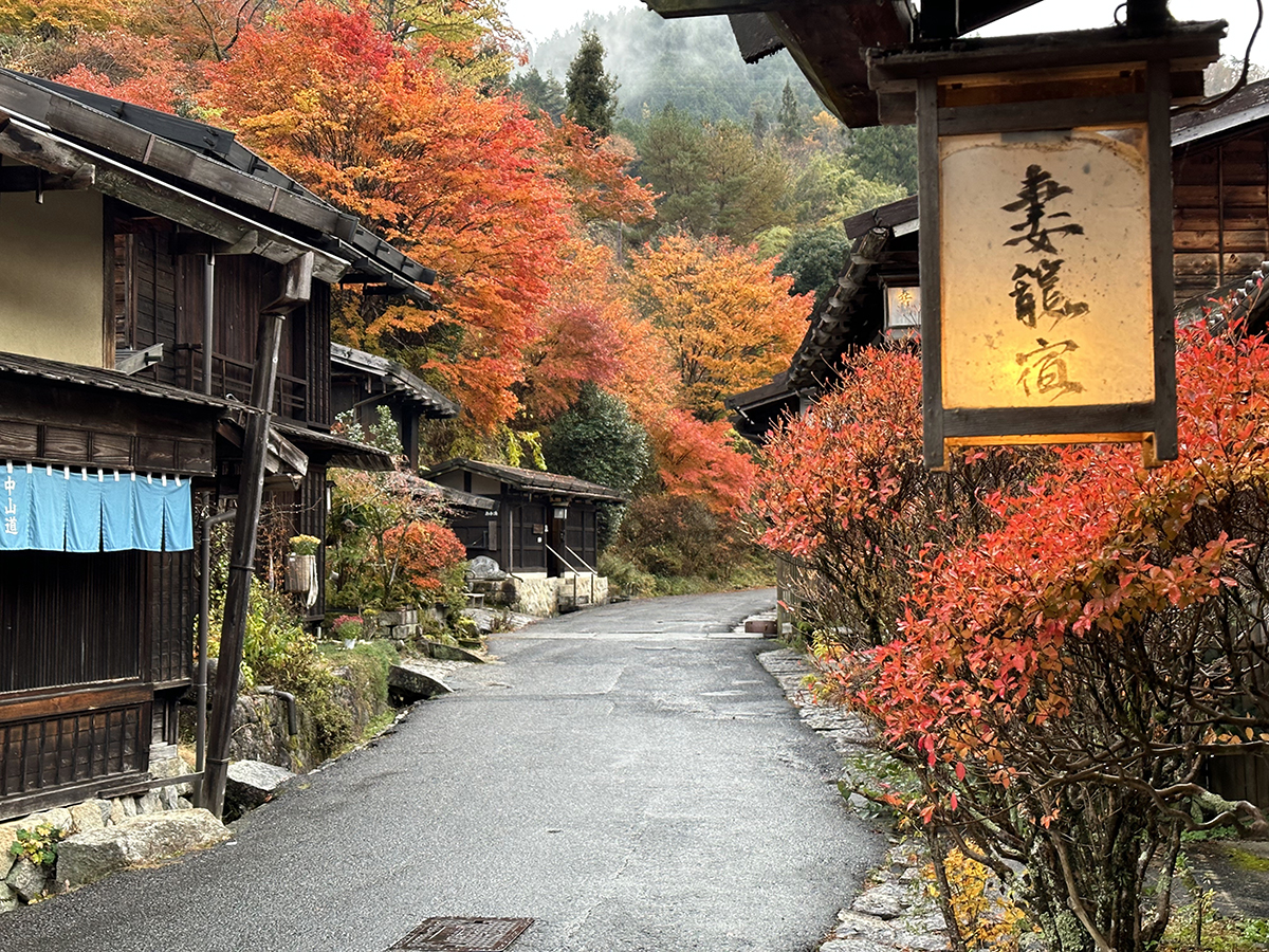 紅葉に彩られた妻籠宿の町並み