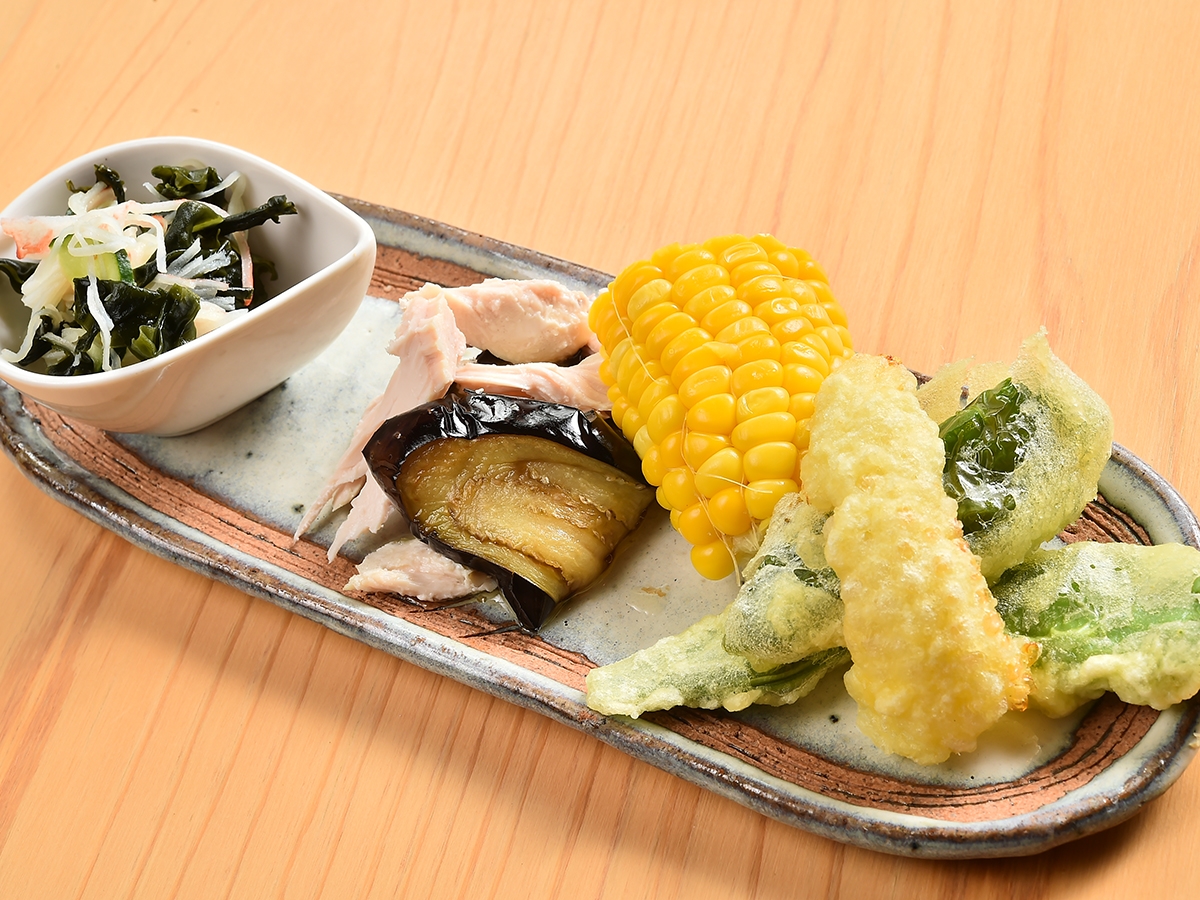 とうもろこしやなすの天ぷらなど夏野菜の一皿