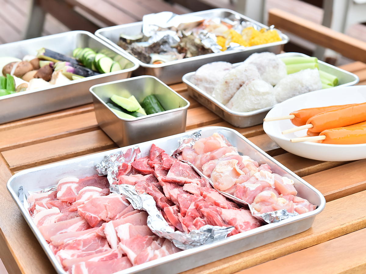 バーベキュー用の肉や野菜、おにぎり